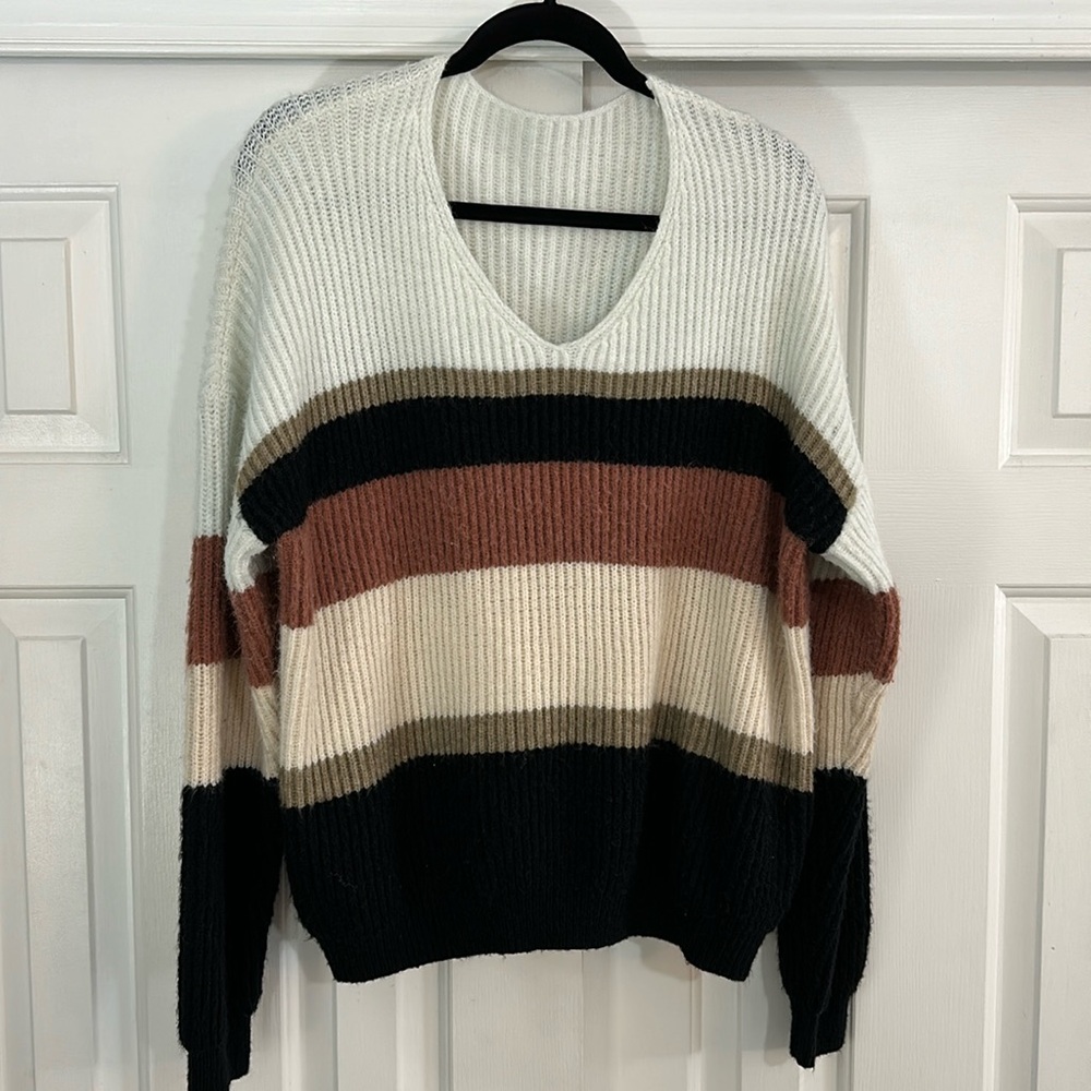 V neck stripped sweater.